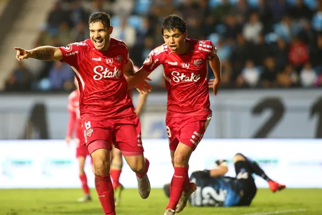 Gabriel Graciani (a la izquierda) festeja el 2-0 de Ñublense ante Iquique. (Alex Diaz/Photosport).
