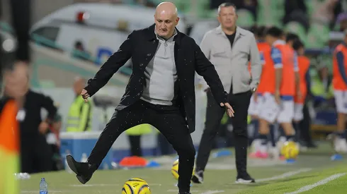 TORREON, MEXICO - JANUARY 30: Pablo Repetto, head coach of Santos of Santos tries to get the ball during the 4th round match between Santos Laguna and Puebla as part of the Torneo Clausura 2024 Liga MX at Corona Stadium on January 30, 2024 in Torreon, Mexico. (Photo by Manuel Guadarrama/Getty Images)
