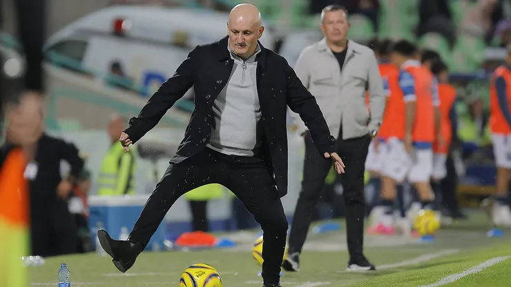 TORREON, MEXICO - JANUARY 30: Pablo Repetto, head coach of Santos of Santos tries to get the ball during the 4th round match between Santos Laguna and Puebla as part of the Torneo Clausura 2024 Liga MX at Corona Stadium on January 30, 2024 in Torreon, Mexico. (Photo by Manuel Guadarrama/Getty Images)