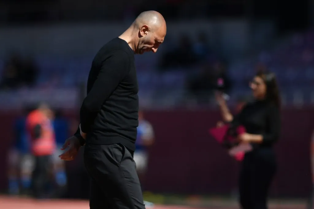 A Cristian Paulucci le cantaron “ya se va” en el estadio La Portada. (Alejandro Pizarro/Photosport).
