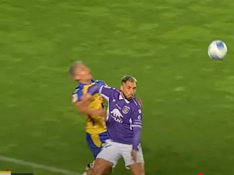 Finjan sorpresa: le pegan un codazo y el árbitro expulsa a la víctima