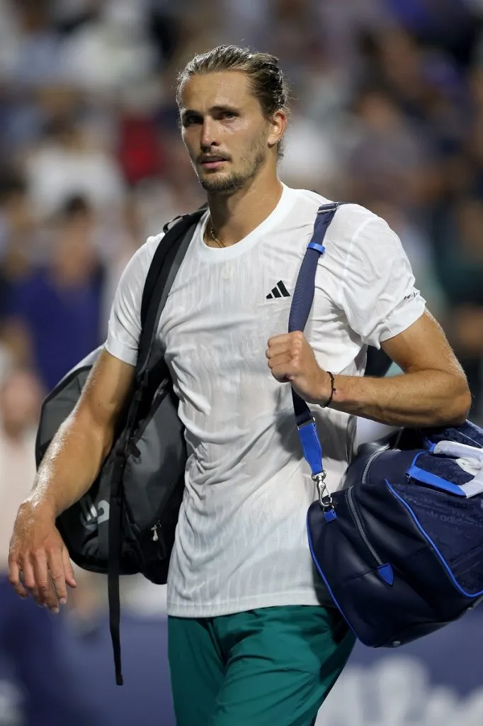 Alexander Zverev abandona la cancha tras perder contra Karen Khachanov en la semifinal del Masters 1000 de Canadá (Getty Images).