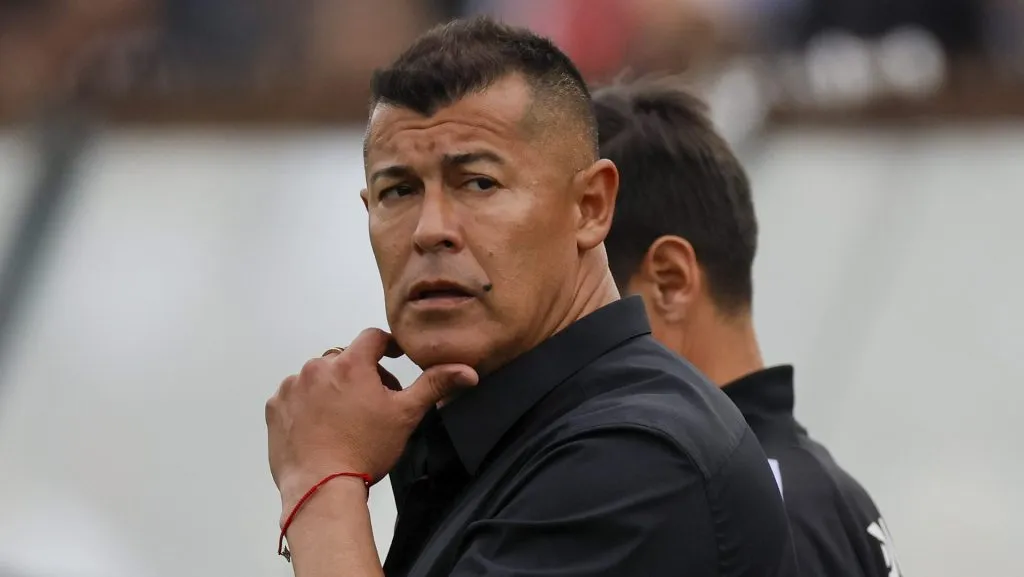 Colo Colo busca al reemplazante de Jorge Almirón y las cosas se pueden alargar. Foto: Photosport.