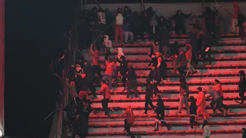 Hinchas de Independiente y U de Chile protagonizaron un hecho lamentable