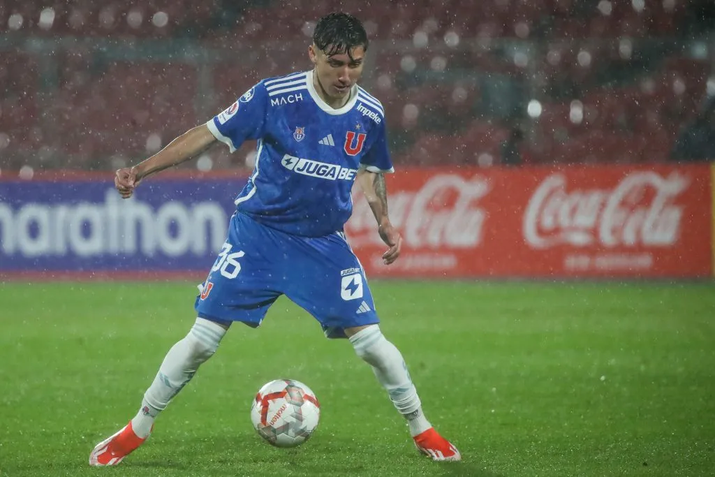 Salvador Negrete en un duelo de U de Chile ante Municipal Puente Alto en la Copa Chile 2024. (Jonnathan Oyarzun/Photosport).