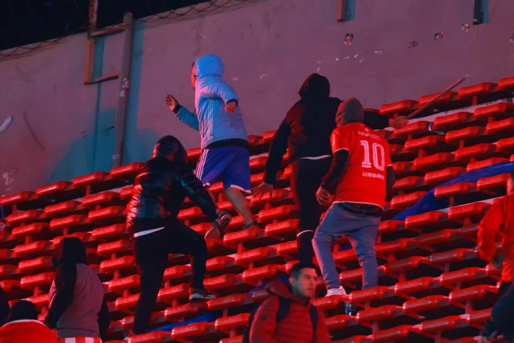 Independiente sabe que el comportamiento de sus hinchas tira por tierra su defensa. Foto: Fotobaires/Photosport