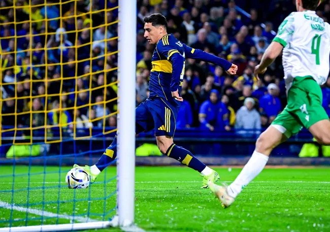 El gol de Merentiel fue muy protestado por los jugadores de Banfield. (Marcelo Endelli/Getty Images).
