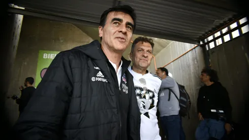 Aníbal Mosa negocia con Gustavo Quinteros.