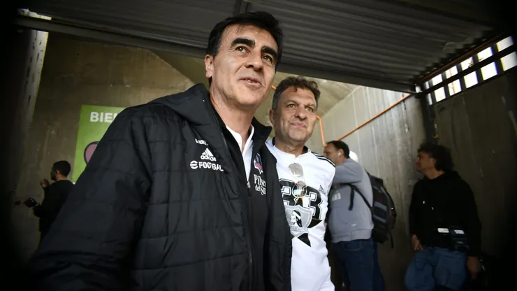 Aníbal Mosa negocia con Gustavo Quinteros.