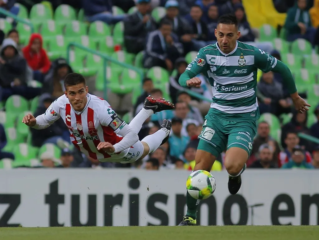 Javier Correa llamó la atención de Quinteros y Colo Colo cuando estaba en el Santos Laguna de México. (Manuel Guadarrama/Getty Images).