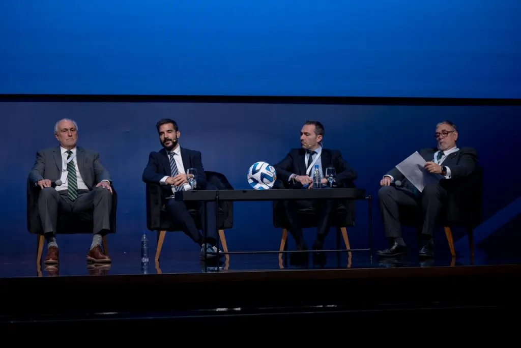 Eduardo Gross Brown, a la izquierda,&nbsp;presidente de Comisión Disciplinaria (Conmebol)