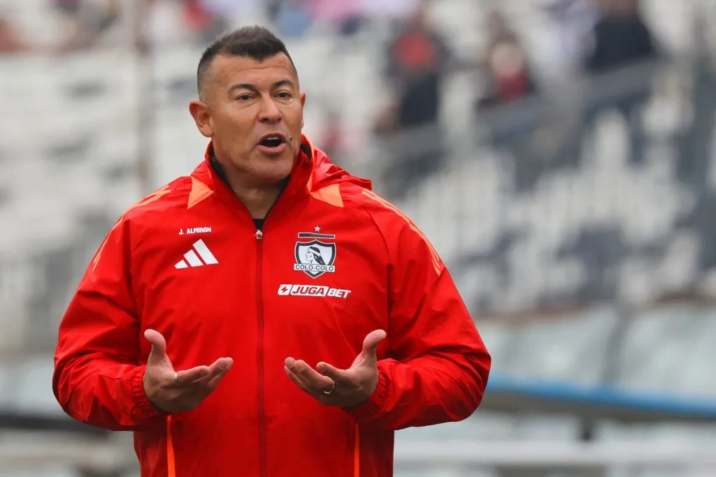 Jorge Almirón le dijo adiós a Colo Colo tras la estrepitosa goleada sufrida contra Universidad Católica. (Dragomir Yankovic/Photosport).