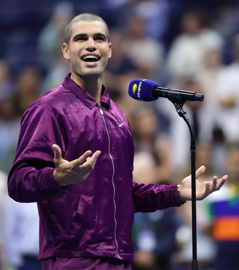 Carlos Alcaraz habla con el público tras vencer a Reilly Opelka en el US Open (Getty Images).