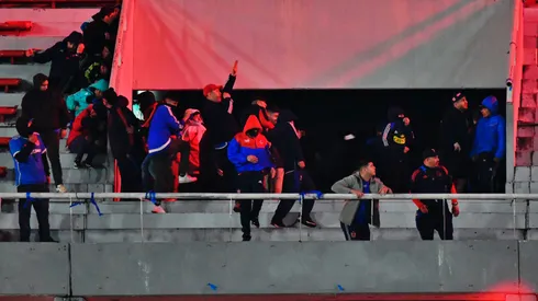 Hinchas de la U fueron acusados de cometer vejámenes en Argentina.