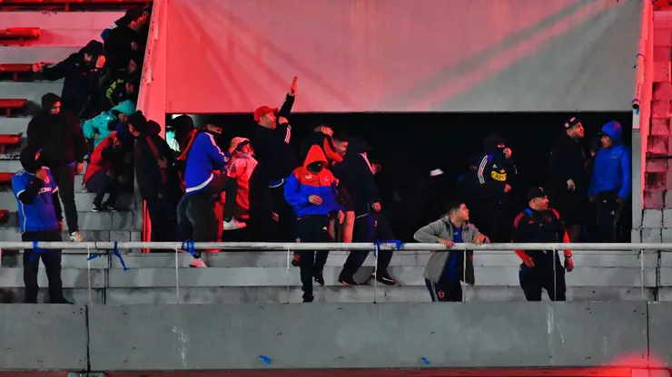 Hinchas de la U fueron acusados de cometer vejámenes en Argentina.
