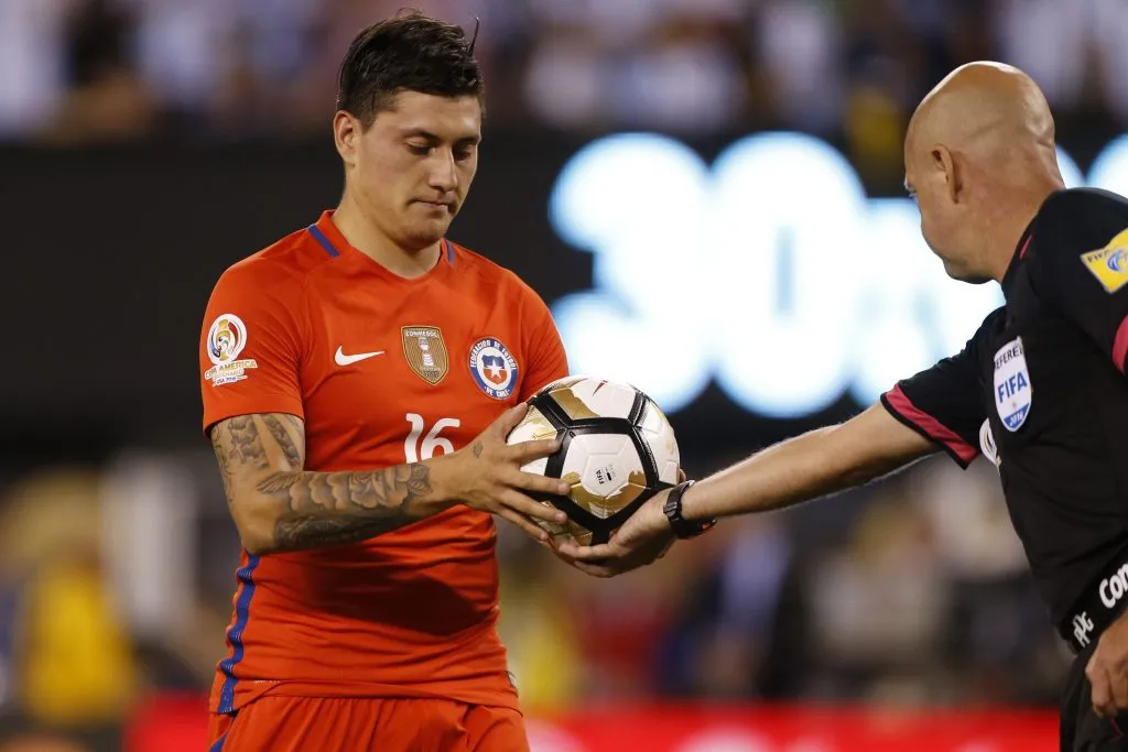 Nicolás Castillo antes de ejecutar un tiro penal clave. (Photosport).