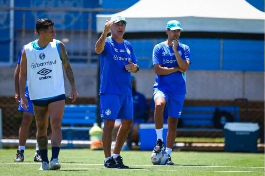Gustavo Quinteros junto a su hijo Rodrigo en Gremio, donde fue despedido.