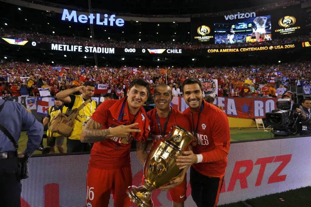 Nicolás Castillo, Francisco Silva y Cristopher Toselli festejan la Copa América que la Roja ganó en 2016. (Photosport).
