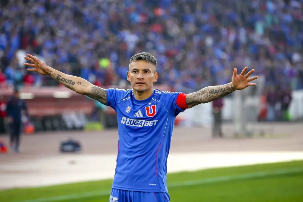 Charles Aránguiz vuelve a enfrentar a Colo Colo este fin de semana. (Foto: Pepe Alvujar/Photosport)