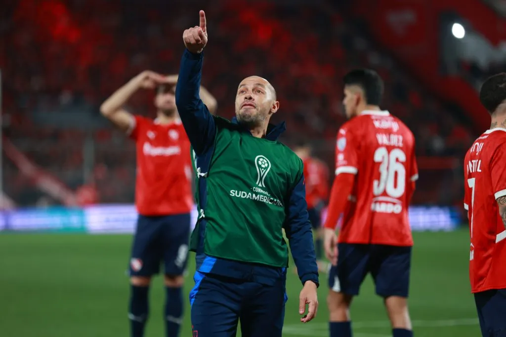 Marcelo Díaz intentando calmar los ánimos en Avellaneda | Photosport