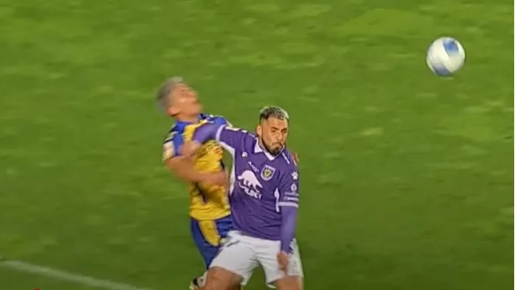 Por esta acción, Jeison Fuentealba fue expulsado en el clásico de la ciudad de Concepción.