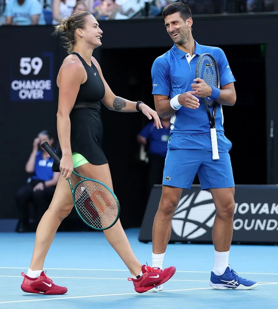 Aryna Sabalenka y Novak Djokovic durante un partido benéfico en 2024 (Getty Imágenes).