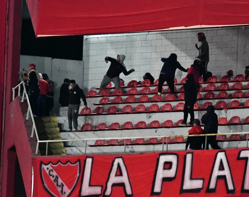 Grindetti se olvida o no sabe que los hinchas de Independiente se portaron igual de mal que los de la U… y mucho, mucho peor. (Foto: Photosport)