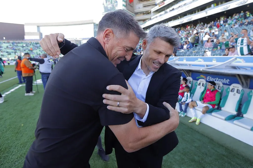 Fernando Ortiz saluda al Toto Berizzo en un partido entre León y Santos Laguna. (Manuel Guadarrama/Getty Images).