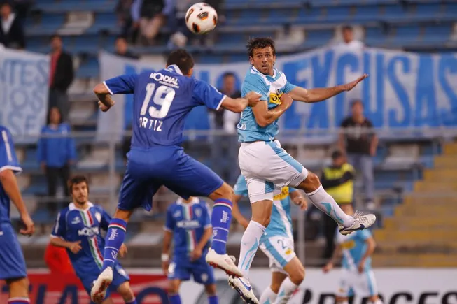 Fernando Ortiz ante la UC con Vélez, donde fue dirigido por el Tigre Gareca. (RAMIRO LATORRE/PHOTOSPORT).