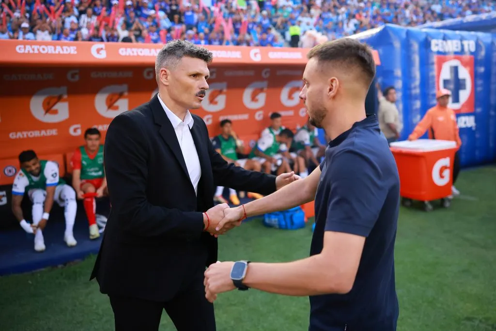 Fernando Ortiz y su compatriota argentino Martín Anselmi, quien no quiso reunirse con Colo Colo. (Hector Vivas/Getty Images).