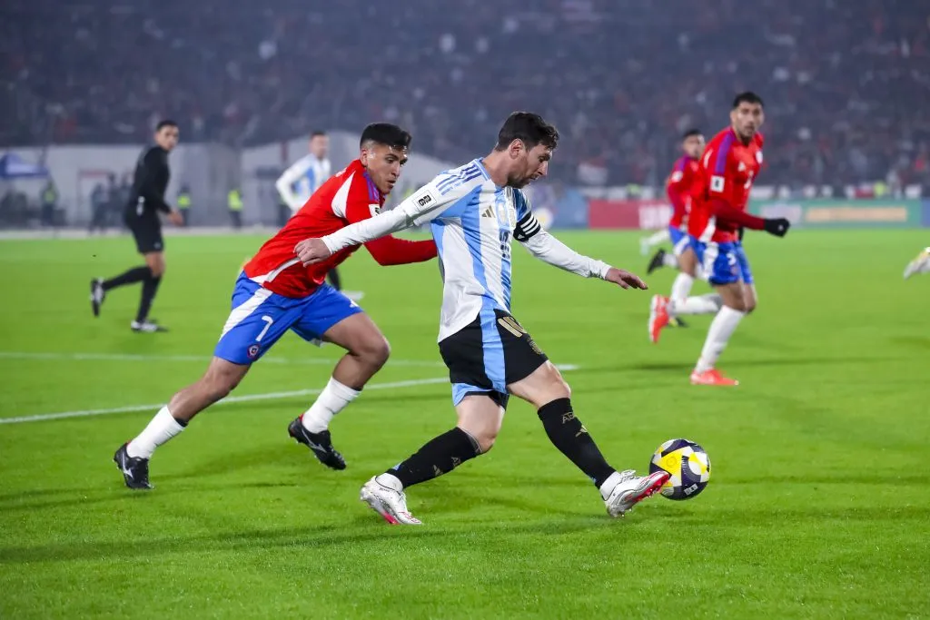 Marcelino Núñez marca a Lionel Messi en el partido que Chile perdió ante Argentina. (Pepe Alvujar/Photosport).