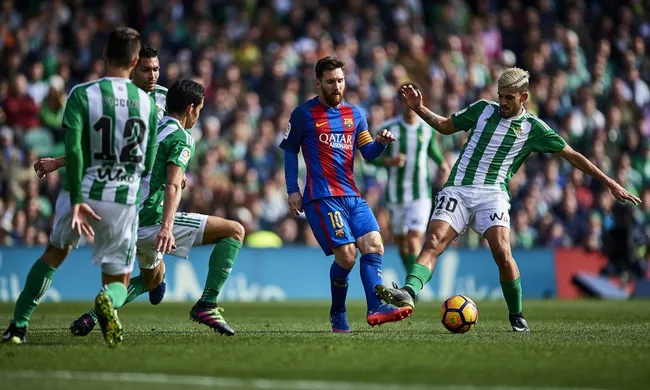 Dani Ceballos con el Betis marca a Lionel Messi en el Barcelona. (Aitor Alcalde/Getty Images).