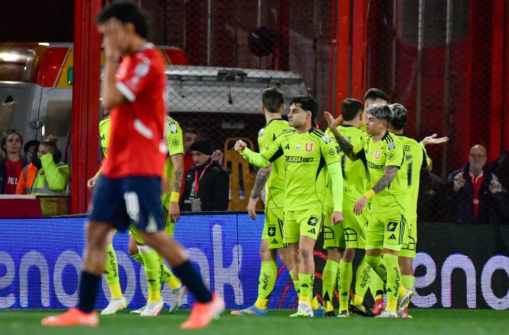 La U iba empatando 1-1 ante Independiente cuando se canceló el partido. Foto: Fotobaires/Photosport