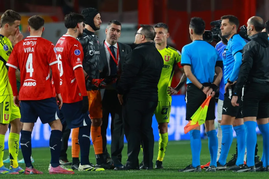 Sagredo asegura que los dos equipos deberían salir del torneo. Foto: Javier Vergara/Photosport