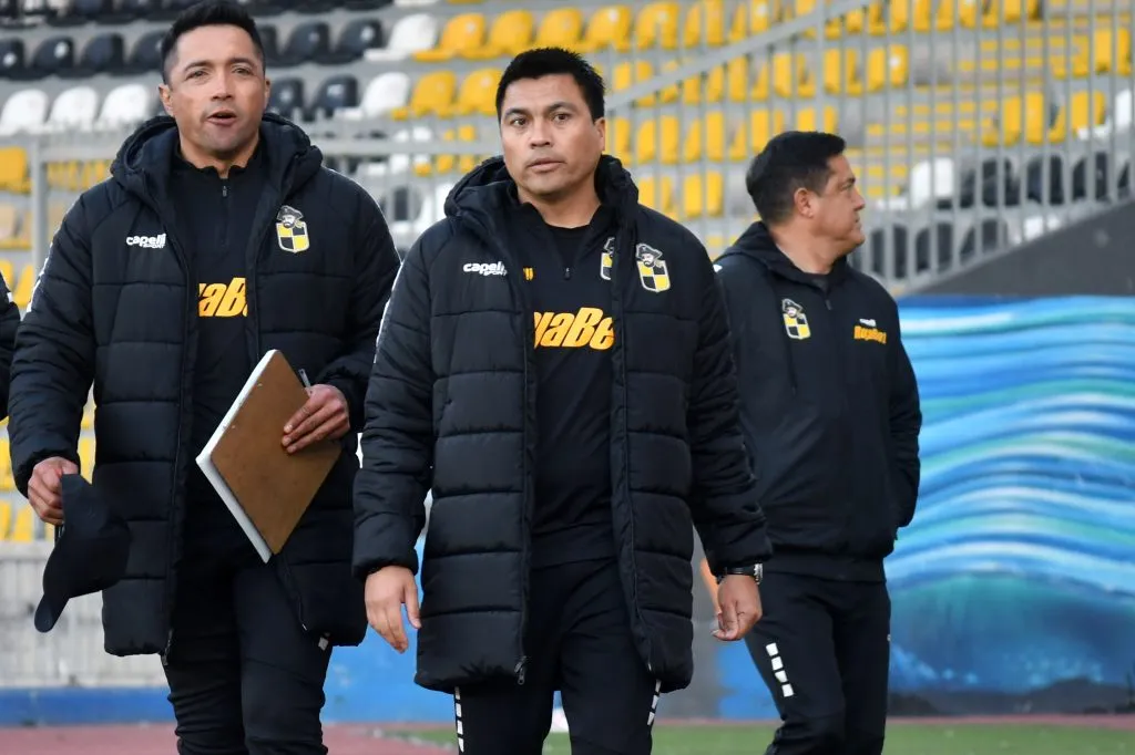 Esteban González tiene a Miguel Pinto como ayudante técnico en Coquimbo Unido. (Alejandro Pizarro Ubilla/Photosport).