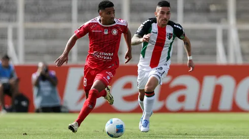 Erik de los Santos de Unión La Calera y Bryan Carrasco de Palestino en la última victoria de los Árabes sobre los Cementeros en la Liga de Primera.