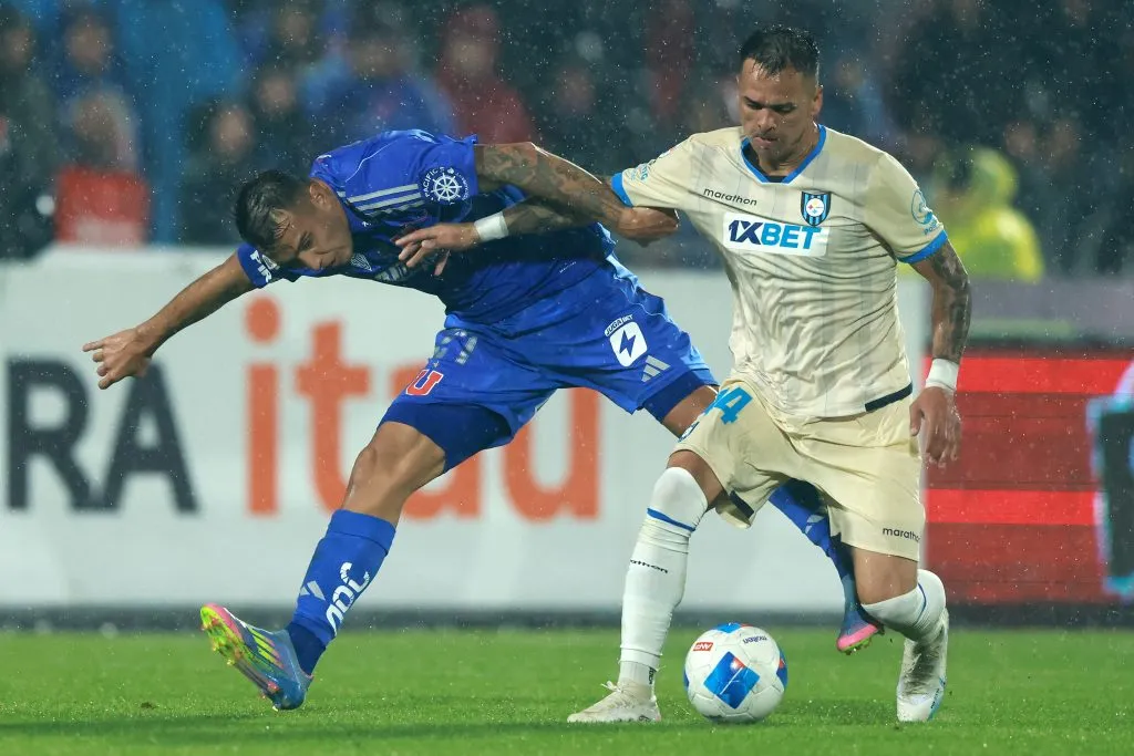 Nicolás Vargas ante Rodrigo Contreras en un choque de la U ante Huachipato. (Felipe Zanca/Photosport).