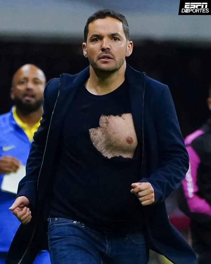 La imagen de Larcamón con la polera rota dio la vuelta al mundo. (Foto: ESPN Deportes.)