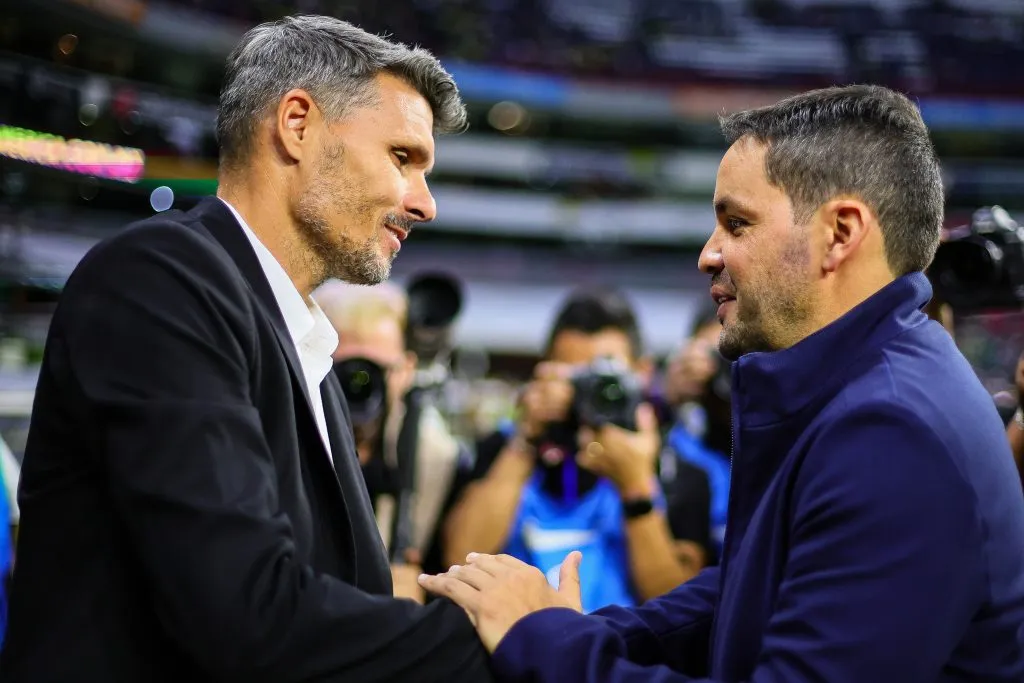 Fernando Ortiz y Nicolás Larcamón antes del cruce que los enfrentó. (Foto: Manuel Velasquez/Getty Images)