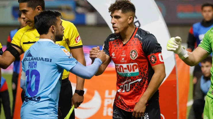 El saludo entre Edson Puch y Cesar Pinares en Deportes Iquique vs Deportes Limache, dos equipos comprometidos con el descenso.
