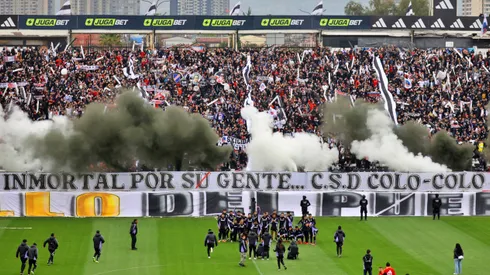 Un grupo de hinchas albos diseño un polémico lienzo contra la U.