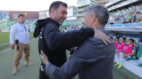 Fernando Ortiz saludándose con Pablo Guede, ex DT de Colo Colo.