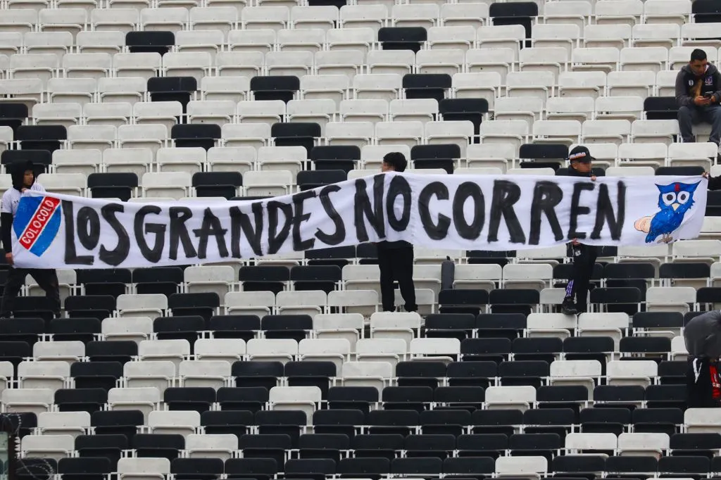 El segundo de dos lienzos de barristas de Colo Colo burlándose de la criminal jornada sufrida por hinchas de la U en Argentina. (Foto: Photosport)
