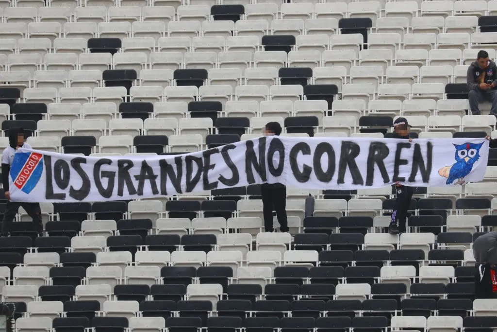Uno de los dos lienzos que han aparecido de barristas de Colo Colo hacia los hinchas de la U víctimas de la barbarie en Argentina.