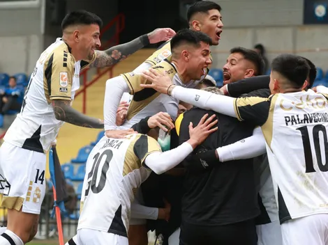 Tabla: el Pirata se saca el tricornio y empieza a probarse la corona