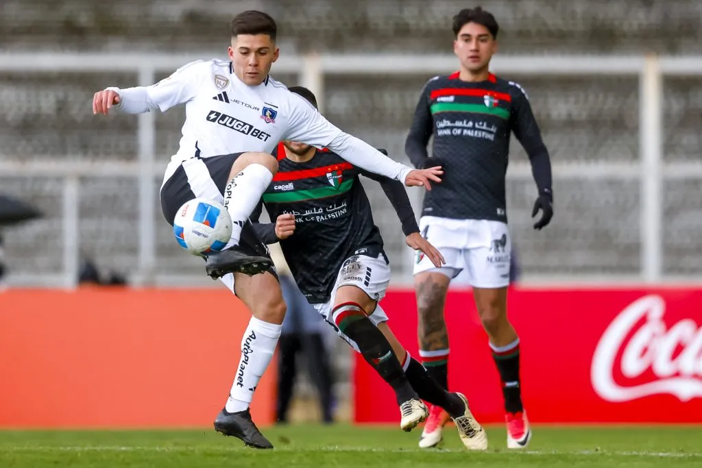 Víctor Felipe Méndez va de titular en la formación de Colo Colo ante la U. Foto: Photosport.