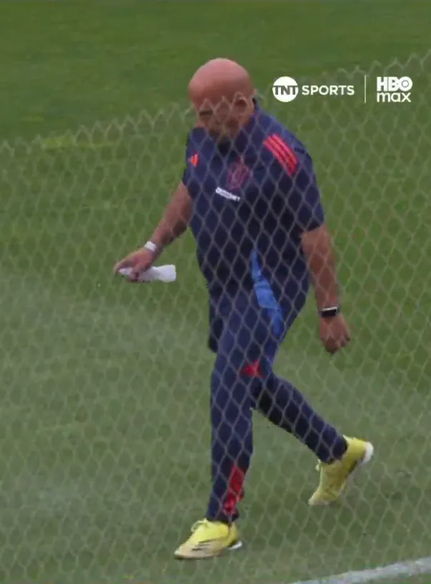 La misión secreta no tan secreta que tuvo un funcionario de la U. (Captura TNT Sports).