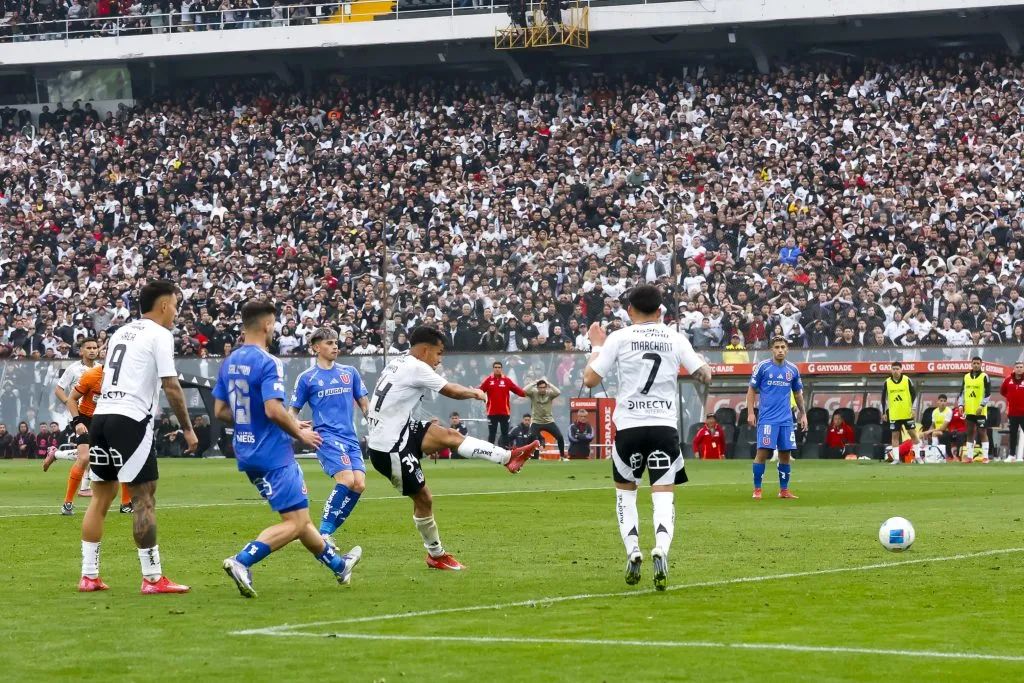 El remate de Vicente Pizarro que significó el gol de Colo Colo para vencer a la U de Chile. (Pepe Alvujar/Photosport).