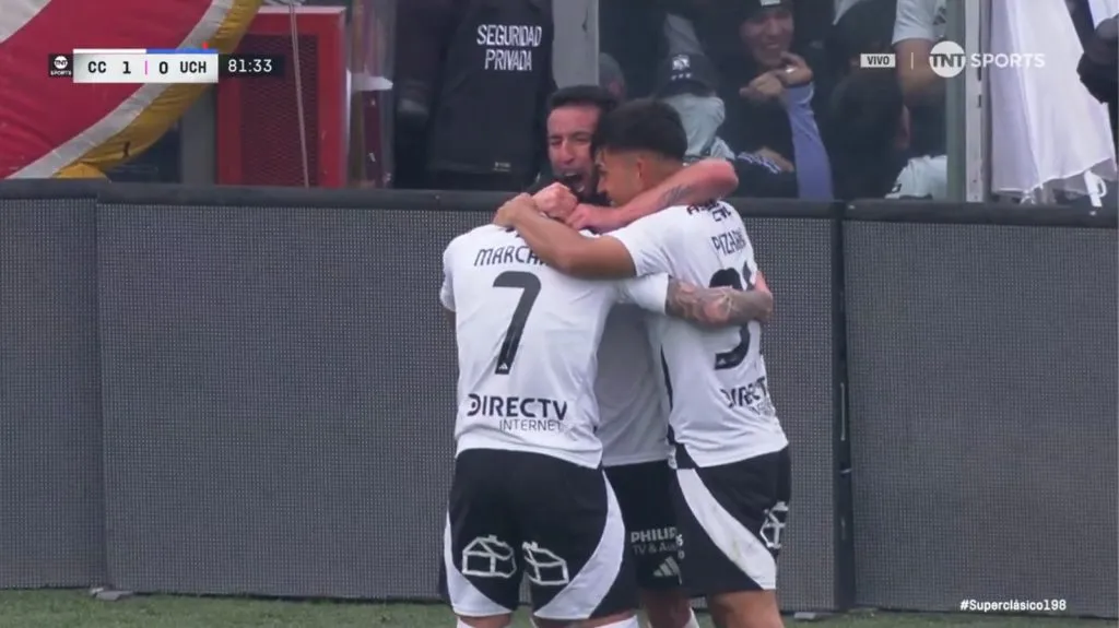 Otra imagen de la celebración de Isla con Marchant y Pizarro. (Captura TNT Sports).