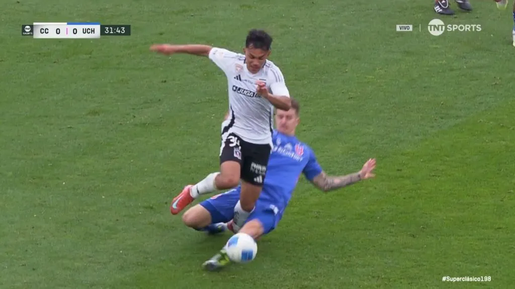 El patadón de Calderón a Vicente Pizarro. (Captura TNT Sports).